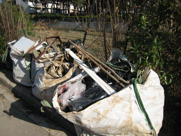 Escombraries extretes de la riera dels Canyars de Gavà Mar (després d'una intensa neteja) 26 de gener de 2008